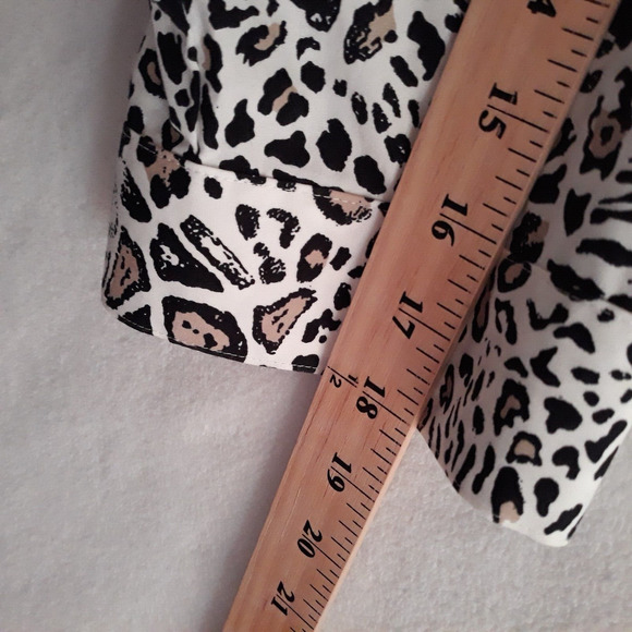Chico's Wrinkle Resistant Top Blouse Women's Size 3- XL/ 16 Leopard Print Front - Picture 8 of 10